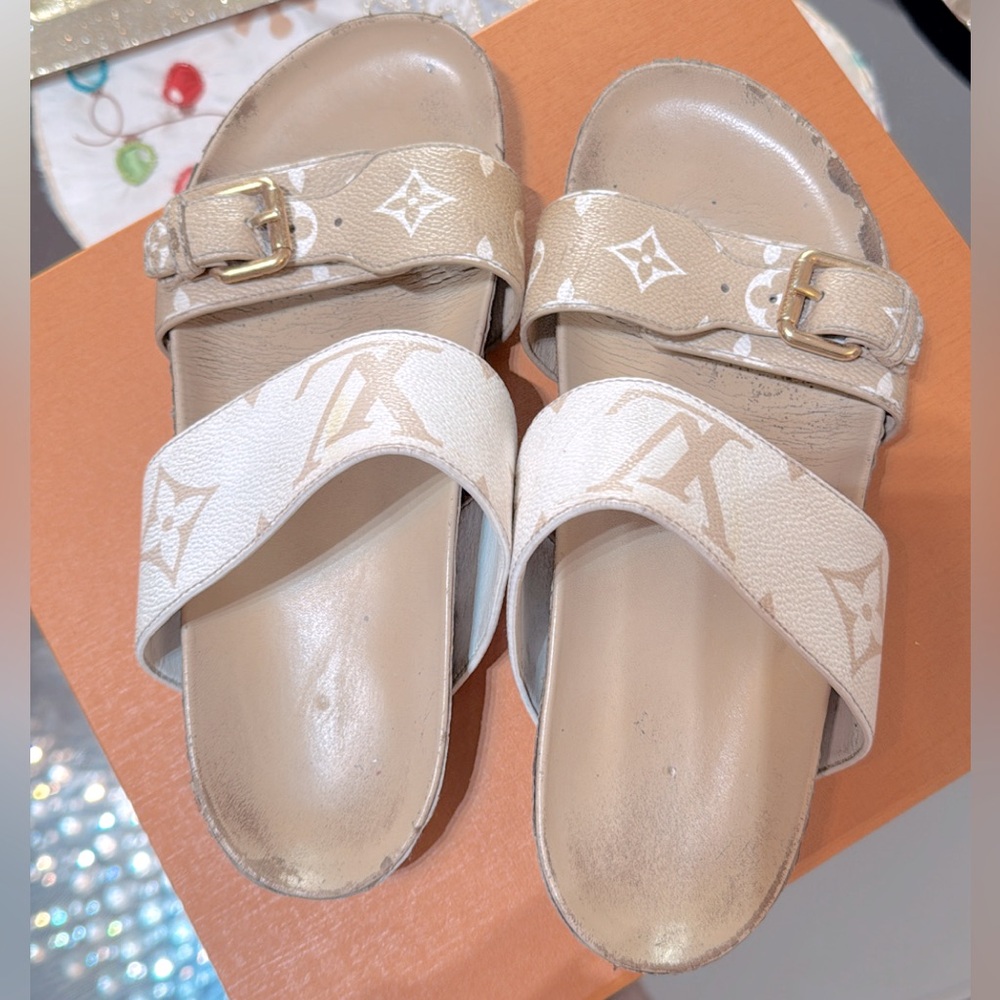LOUIS VUITTON BOM DIA MULE SLIDES
Size 38 EU 7.5 US USED w/LV BOX &Dust Bag
